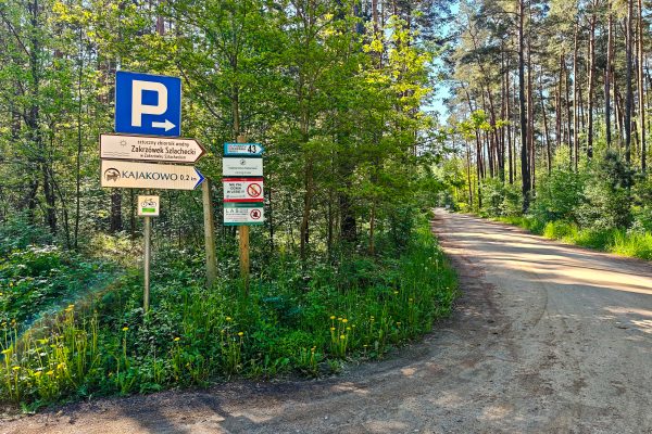 Wjazd z głównej drogi do CampKAJAKOWO