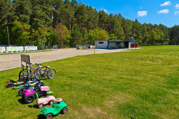 Teren przed Recepcją CampKAJAKOWO